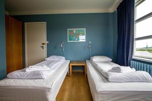 Twin room with private bathroom
