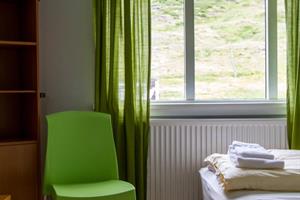 Twin room with private bathroom