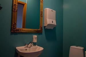 A common bathroom for rooms without private bathroom
