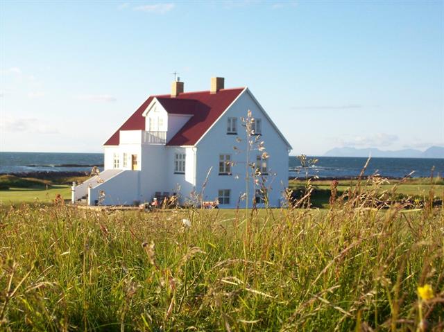 Minna Knarrarnes in Reykjanes.jpg Minna Knarrarnes in Reykjanes.jpg