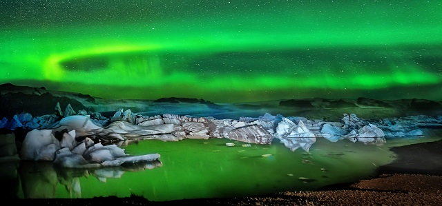 Aurora Borealis at Jökulsárslón.jpg