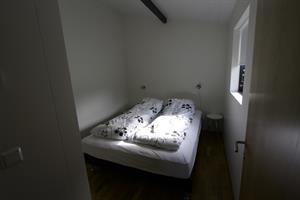 Bennahús - Bedroom with a double bed