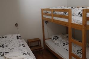Bennahús - Bedroom with a single bed and bunk beds