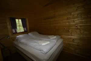 Bjálki - Bedroom with a double bed