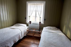 Twin room with shared bathroom