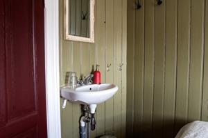 Twin room with shared bathroom