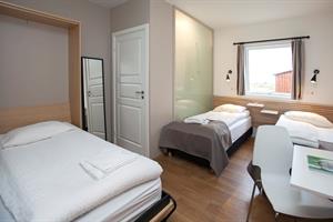 Standard triple room with private bathroom