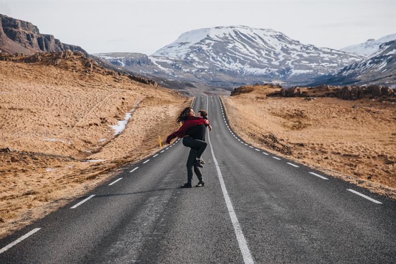 Couple on a roadtrip in Iceland