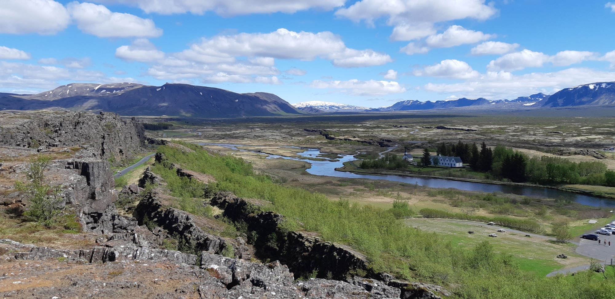 Þingvellir á sólríkum sumardegi