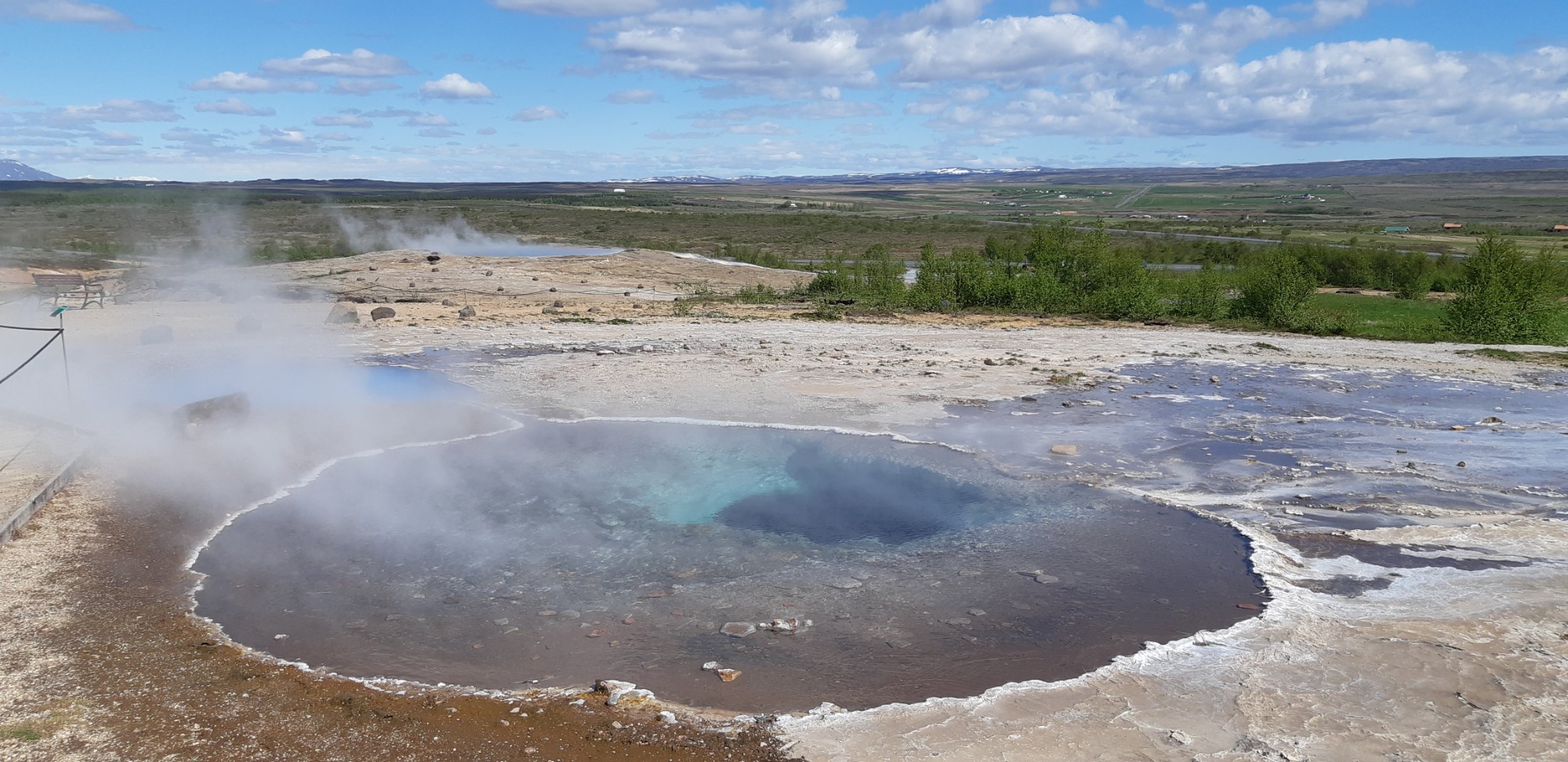 Strokkur býr sig undir að blása