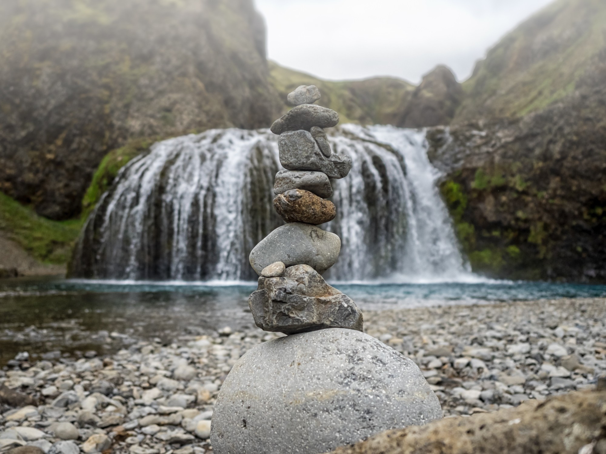 Stone cairn in front of the Stjornarfoss.jpg