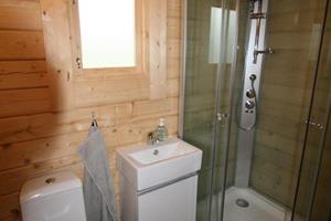 Double room with private bathroom in a cottage